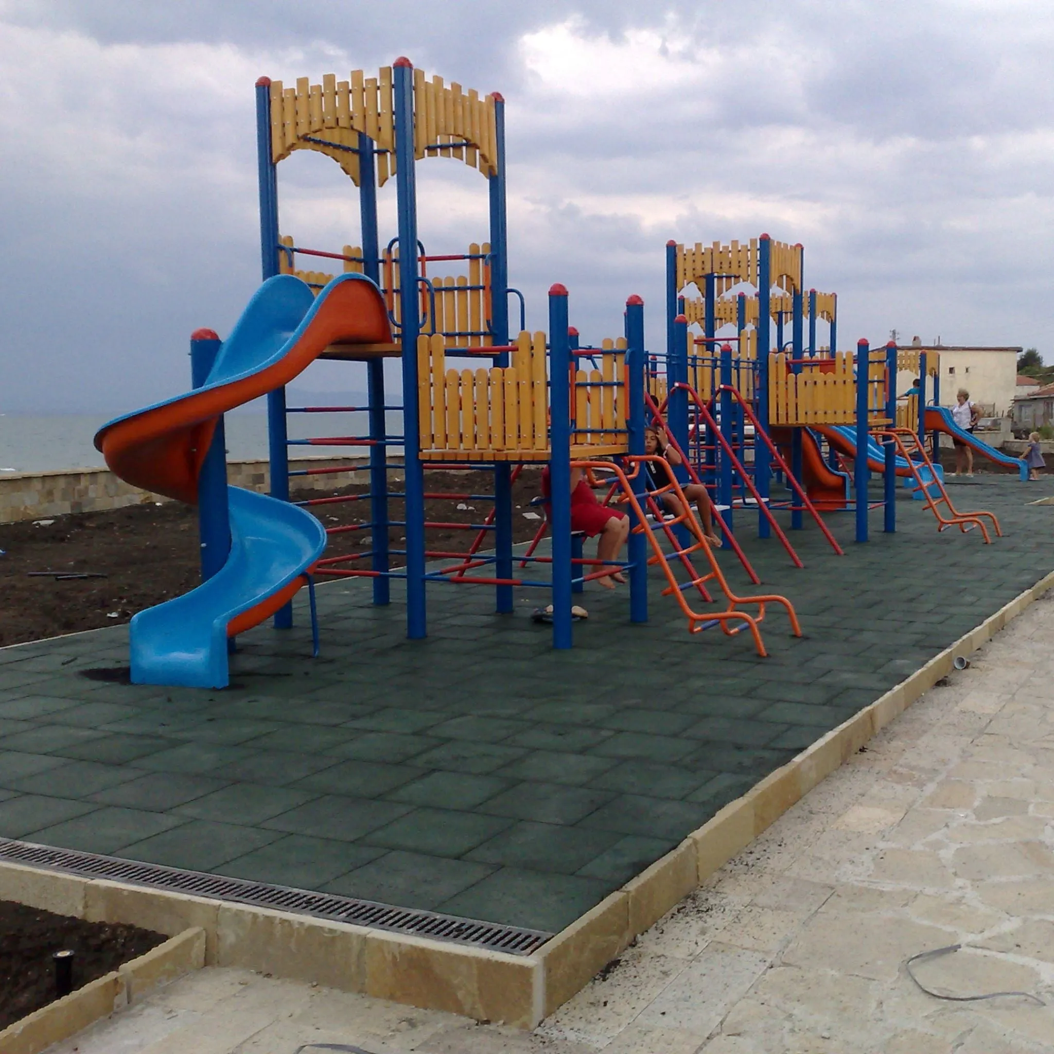 Cannons UK 50cm x 50cm x 20mm Rubber Playground Tiles (bulk discounts available)